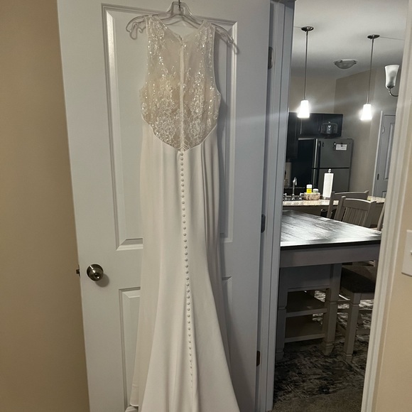 NEVER WORN BEFORE WEDDING DRESS. - Picture 4 of 7